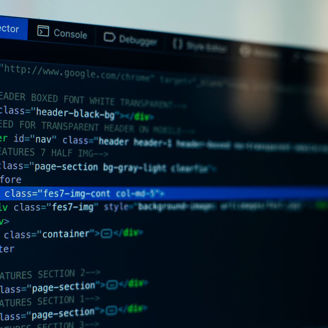 Gros plan sur du code HTML affiché sur un écran d'ordinateur